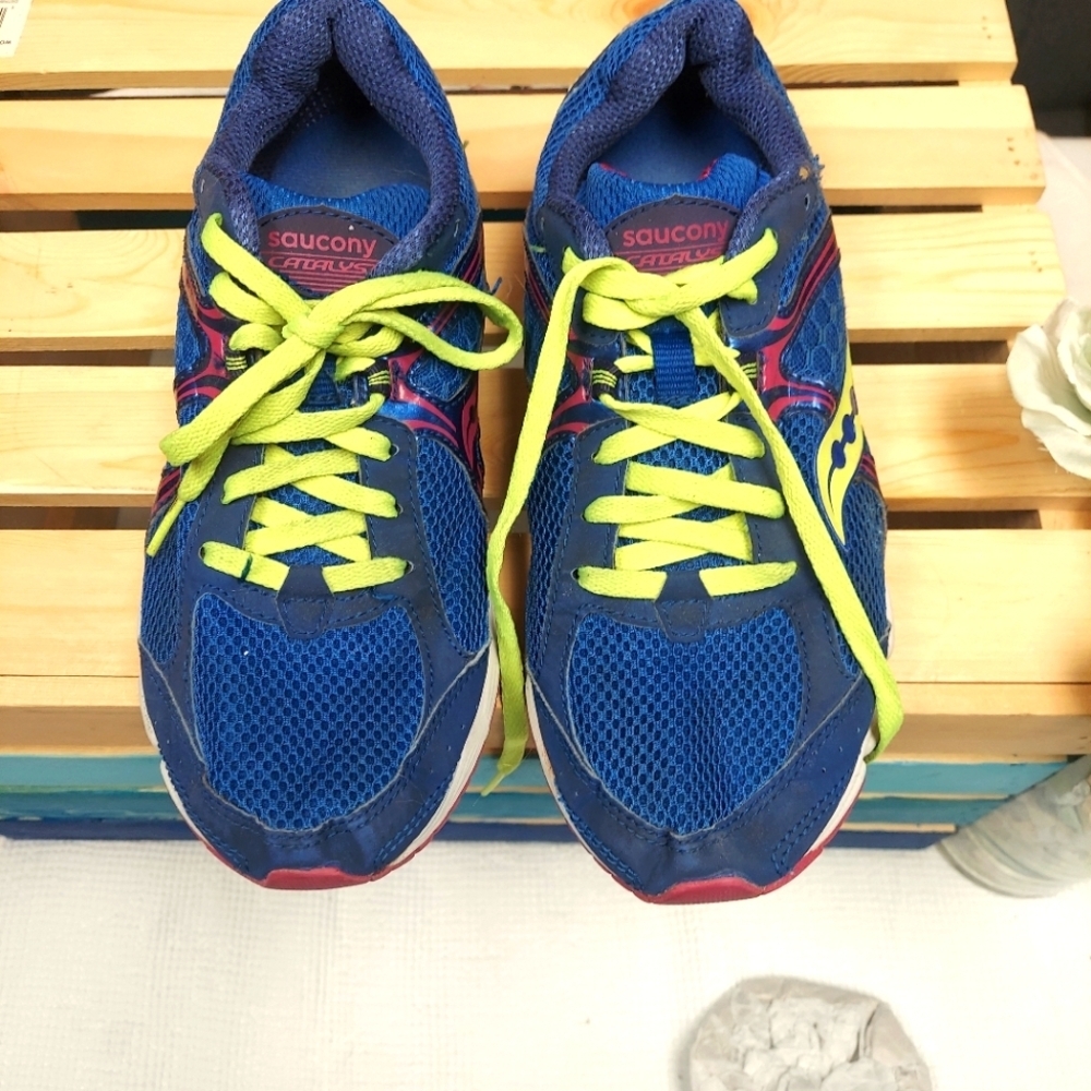 Women's Saucony Catalyst Sneaker Neon Yellow, Pink or Blue Little worn Size 8 - Picture 1 of 8